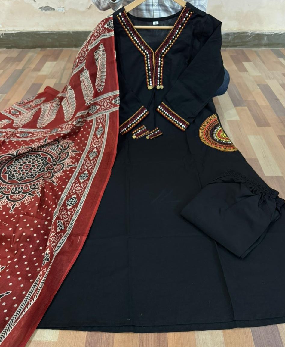 Beautiful embroidery work on front neck and side pocket - Kurti Pant set